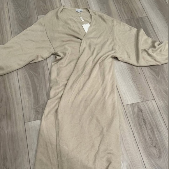 Pretty Lavish - Picture 1 of 4